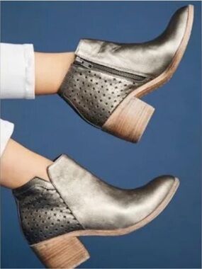 Anthropologie Silent D Orvis Ankle Zip Boots 39 or 8.5 Metallic Gold Like New